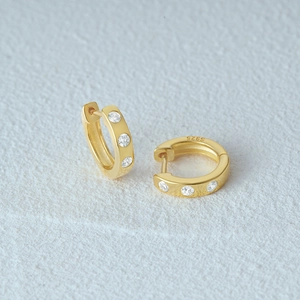 Detailed close-up showing the S925 hallmark and cubic zirconia on gold silver earrings
