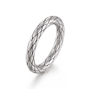 Polierter Titanstahl-Ring mit Rautenmuster für einen modernen, minimalistischen Look