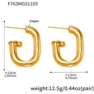 Vue détaillée des boucles d'oreilles ovales en U plaquées or 18 carats, 2,6x1,9 cm
