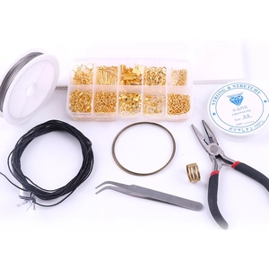 Kit completo per creazione gioielli fai-da-te con accessori dorati, pinze e filo elastico