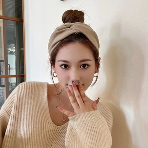 Khaki wool knit headband with knot design worn by a model for outdoor fitness and fashion