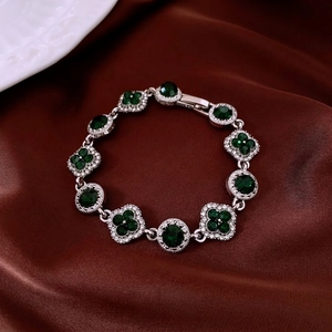 Bracelet vintage argenté avec pierres vert émeraude et diamants sur soie