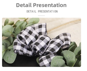 Détail d'un nœud en tissu vichy et de feuilles d'eucalyptus sur une couronne de Noël
