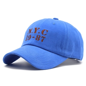Gros plan détaillé de la broderie marron NYC 19-87 sur une casquette vintage en coton bleu