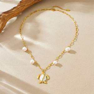 Collier en acier inoxydable doré avec pendentif tortue en émail et perles blanches