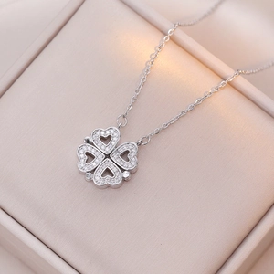 Collana in acciaio al titanio con pendente a quadrifoglio magnetico e pavé di zirconi bianchi