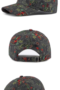 Detalle de gorra gris con estampado de París, Torre Eiffel y cierre metálico ajustable