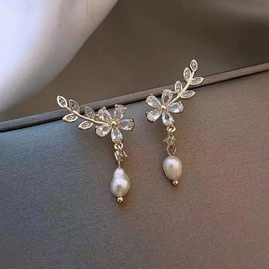 Elegante Ohrhänger mit Goldblumen, Blättern, weißen Perlen und funkelnden Kristallen