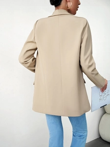 Vue arrière d'un blazer beige pour femme avec des coupes nettes et une coupe classique