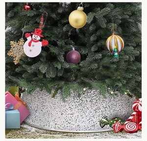 Détail d'un cache-pied de sapin de Noël à paillettes argentées pour décor de fête