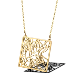 Collier avec pendentif carte de ville ajourée carrée en acier inoxydable doré brillant