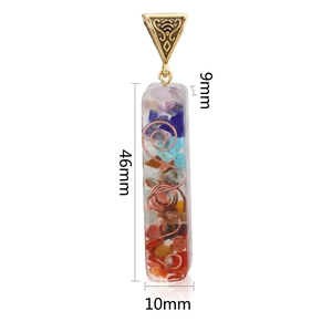 Vue détaillée du pendentif en résine et pierres naturelles de 46x10x9mm