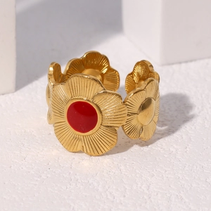 Bague marguerite en acier inoxydable doré avec émail rouge et pétales texturés