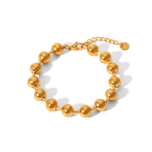 Detailansicht eines goldenen Edelstahl-Perlenarmbands mit Karabinerverschluss und Verlängerung