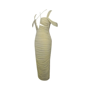 Détail du tissu scintillant or champagne avec texture plissée et col en V profond