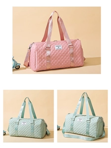 Détails du motif matelassé en losange et logo de marque sur le sac de voyage