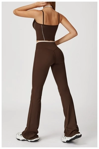 Vue arrière du haut de yoga marron et legging évasé avec bordure blanche contrastante