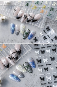 Macro-opname van 5D-reliëf nagelstickers met strikjes en elegante tekstdecoratie