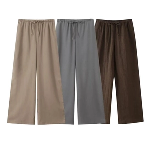 Vue à plat de pantalons larges en lin en beige, gris et marron foncé avec cordon de serrage