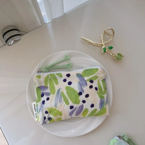Gros plan d'un porte-monnaie en coton fleuri avec fermeture éclair et étiquette simple wish