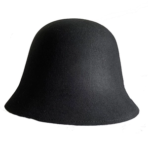 Chapeau cloche vintage en pure laine noire pour femme avec un design minimaliste
