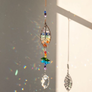 Dettaglio dell'acchiappasole albero della vita con cristalli e sfera di vetro sfaccettata