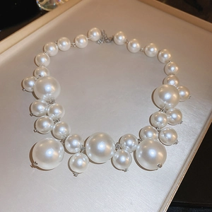 Exaggerated Irregular Imitation Artificial Pearl Necklace Alloy Clustered Statement Collar For Women Retro Fashion Accessory