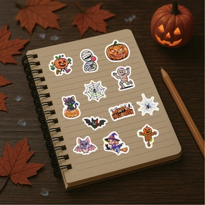 Autocollants laser d'Halloween avec motifs de citrouilles sur un carnet à spirales