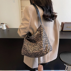 Grande borsa hobo da donna alla moda con stampa leopardata e tracolla nera