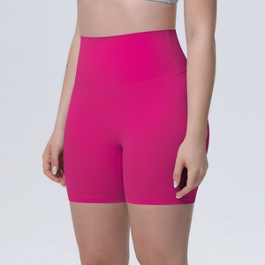 Gros plan d'un short de yoga rose fuchsia taille haute avec ceinture sculptante