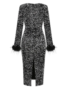 Vue arrière d'une robe de soirée à paillettes avec poignets en plumes d'autruche