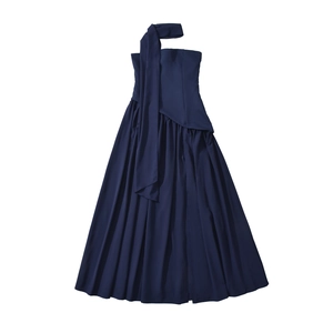Abito lungo a fascia blu navy con dettaglio foulard al collo e gonna a pieghe fluida