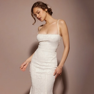 Détail en dentelle blanche sur une robe longue moulante sexy à bretelles dos nu