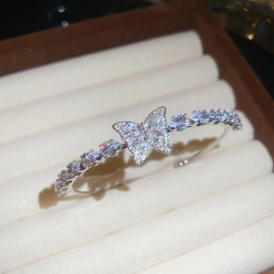 Dettaglio macro del bracciale aperto a farfalla di lusso con cristalli di zircone lucidi