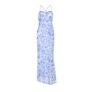 Détail d'une robe longue à fleurs avec fines bretelles et motif porcelaine bleu blanc
