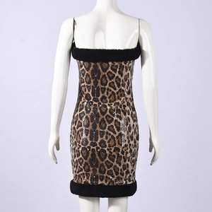 Detail achteraanzicht van luipaard lovertjes bodycon jurk met zwart imitatiebont trim