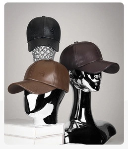 Détail de casquettes de baseball en cuir PU de qualité avec lettres gaufrées en trois tons
