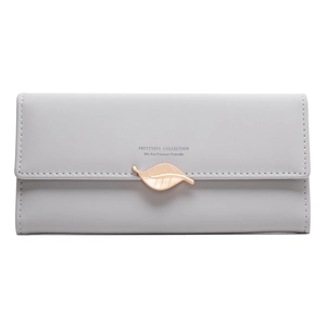 Detalle de cartera gris claro con hebilla de hoja dorada y costuras finas de calidad
