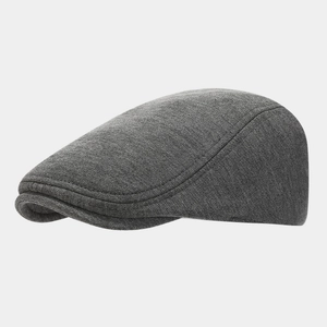 Gros plan de la casquette gavroche grise en tricot révélant la texture fine du tissu chiné