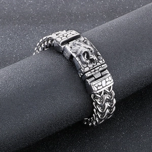 Vue macro d'un bracelet pour homme en acier inoxydable avec tête de loup et détails punk