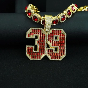 Gros plan du pendentif numéro 39 doré avec cristaux rouges et chaîne cubaine hip-hop
