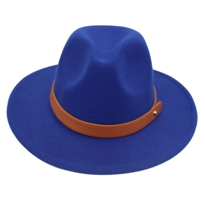 Détail d'un chapeau fedora bleu roi avec ruban en cuir marron et rivet métallique doré
