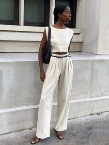 Zweiteiliges Leinen-Set mit ärmellosem Crop-Top und Hose mit weitem Bein in Beige