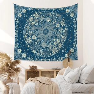 Dettaglio della stampa mandala bianca su arazzo bohémien blu scuro in una camera da letto