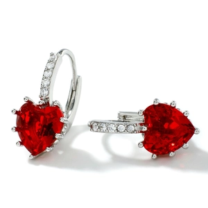 Eleganti orecchini a cuore in argento con rubino rosso e pavé di piccoli diamanti