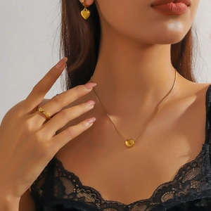 Élégant Ensemble de Bijoux en Cœur en Acier Inoxydable Plaqué Or Gravure Love Strass Collier Boucles d'Oreilles Bague Femme