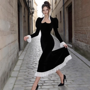 Abito elegante in velluto nero con maniche a sbuffo e rifiniture in pizzo bianco