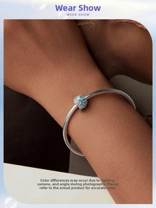 Bracelet argenté avec pendentif coquillage bleu clair porté au poignet vue détaillée