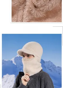 Détail de la cagoule d'hiver en peluche crème avec protection faciale intégrée contre le vent