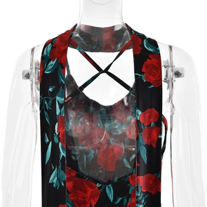 Dettaglio di un abito in raso a fiori schiena scoperta con rose rosse e spalline incrociate